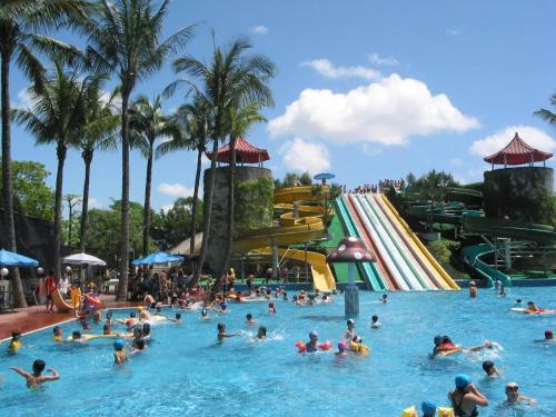 um grupo de pessoas em uma piscina em um parque aquático em Yi Yuan Resort em Fengping