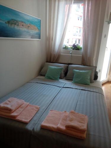 zwei Betten in einem Zimmer mit Handtüchern darauf in der Unterkunft Apartment Boris in Niš