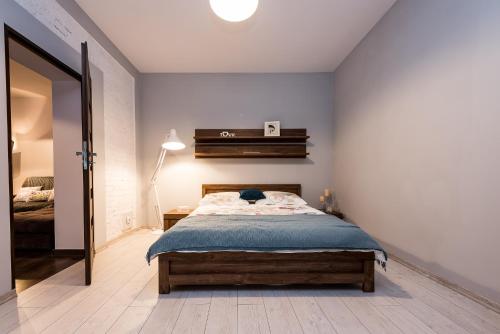 sypialnia z łóżkiem z niebieskim kocem w obiekcie Stylowy apartament w mieście Katowice