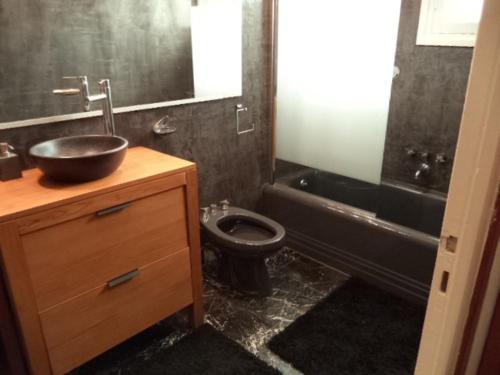 czarna łazienka z umywalką i toaletą w obiekcie Toki Alai w mieście Saint-Jean-de-Luz