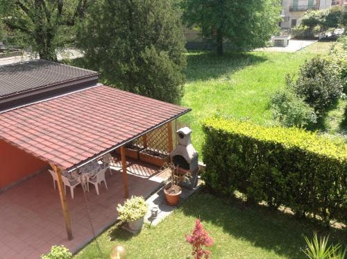 an overhead view of a garden with a gazebo at Appartamento Sophia in Collegno