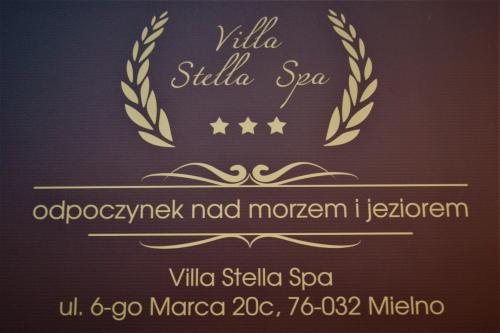un menù per un ristorante con una corona d'alloro dorata di Villa Stella SPA a Mielno