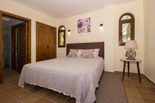 una camera con un letto e un tavolo e due finestre di Panorama Park a Torrevieja