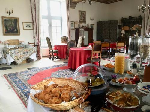 a room with a table with a basket of food at Château d'Avanton in Avanton