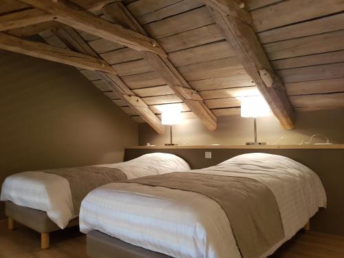 Llit o llits en una habitació de Logis SPA Hotel Restaurant De La Poste
