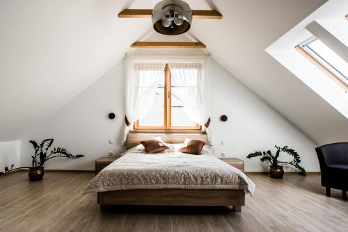 um quarto com uma cama e uma janela em Prie Žiedo em Trakai