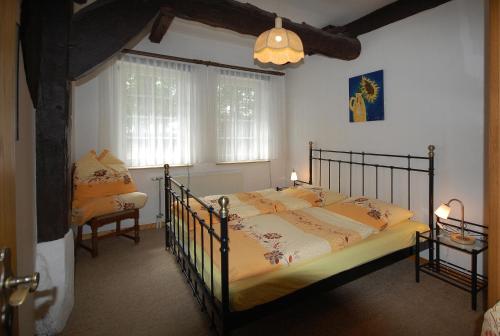 a bedroom with a large bed and a window at Ferienwohnungen Wulfshof in Schneverdingen