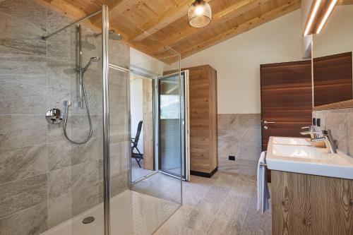 uma casa de banho com um chuveiro e um lavatório. em Residence La Selva em Selva di Val Gardena