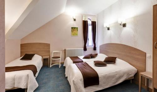 pokój hotelowy z dwoma łóżkami w pokoju w obiekcie La Maison Des Officiers w mieście Montier-en-Der