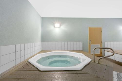 een groot bad in de badkamer met bij Days Inn by Wyndham West Yellowstone in West Yellowstone