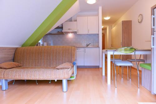 Il comprend un salon avec un canapé et une cuisine. dans l'établissement Apartment Bohinjko, à Bohinj