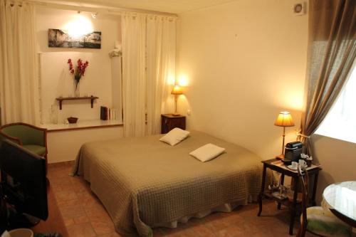 1 dormitorio con 1 cama con 2 almohadas en Chambres d'Hôtes Le Crouzat, en Empurany