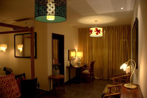 Ein Sitzbereich in der Unterkunft Hotel Villa Highnest - Oragadam -Sriperumbudur