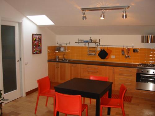 Dapur atau dapur kecil di Appartamento Arancio