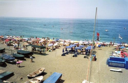 a crowd of people on a beach with umbrellas at Hotel 4 Venti spa & wellness in Sestri Levante