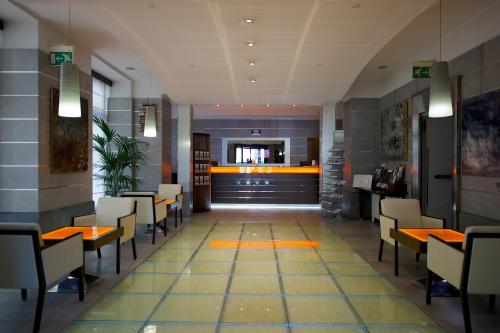 a restaurant with tables and chairs and a bar at Best Western Crystal Palace Hotel in Turin