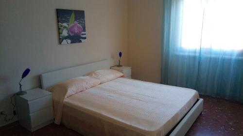 a small bedroom with a bed and a window at lovelybed in Aprilia