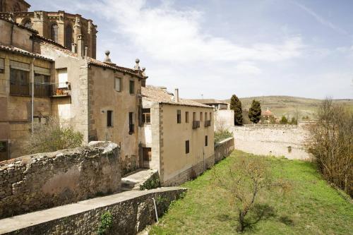 eine Gasse in einer Altstadt mit Gebäuden in der Unterkunft Hostal Doña Blanca in Sigüenza