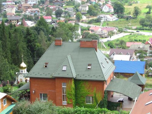 a house with ivy growing on the side of it at Zolotoie Runo in Skhidnitsa