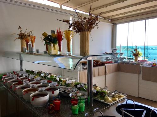 una cocina con un montón de comida en un mostrador en Alesta Yacht Hotel, en Fethiye