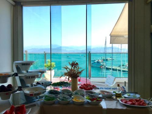 una mesa con comida y vistas al agua en Alesta Yacht Hotel, en Fethiye