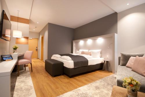 a hotel room with a bed and a desk at Hotel Restaurant zur Marienburg in Pünderich