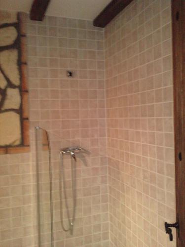 a shower in a bathroom with tiled walls at Posada de los Cónsules in Consuegra