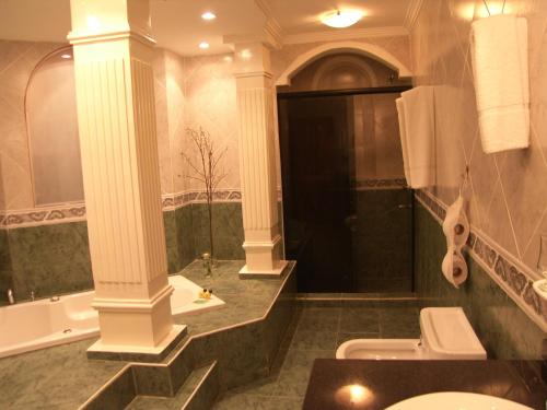 プエルトイグアスにあるOrquideas Hotel & Cabañasのバスルーム(バスタブ、トイレ、シンク付)