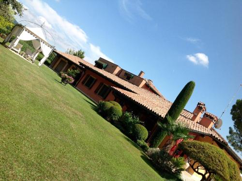 a large house on a hill with a green yard at B&B Sweet Dreams in Asolo