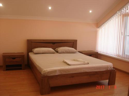 1 dormitorio con 1 cama con 2 almohadas en Holiday home on Lapstinskaya 17, en Tsandrypsh