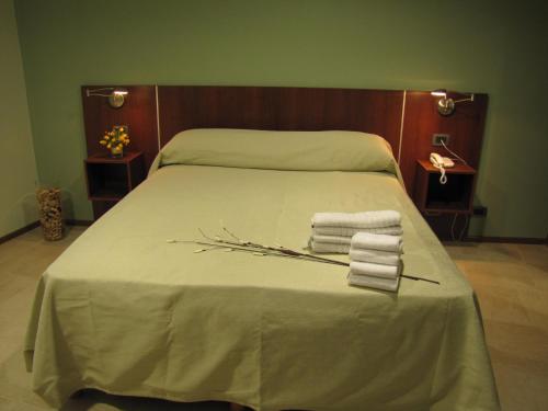 Un pat sau paturi într-o cameră la Tunkelén Apart Hotel