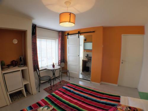 ein Wohnzimmer mit einem großen Teppich auf dem Boden in der Unterkunft B&B Little Miss Sunshine in Zandvoort