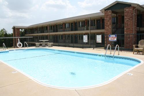 Swimming pool sa o malapit sa Green Gables Inn