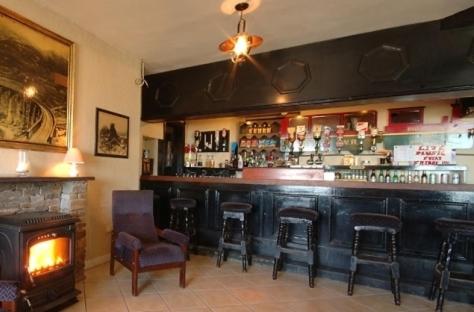 Area lounge atau bar di Caitin's