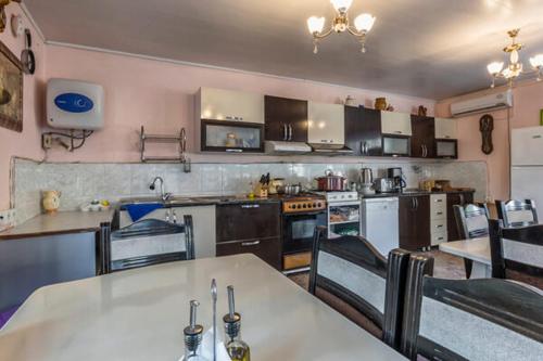 Kuchyň nebo kuchyňský kout v ubytování İvanovka İnn & Cafe Family-Friendly Halal