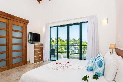 1 dormitorio con cama y ventana grande en Apartment in Sublime Samana Résidence, en Las Terrenas