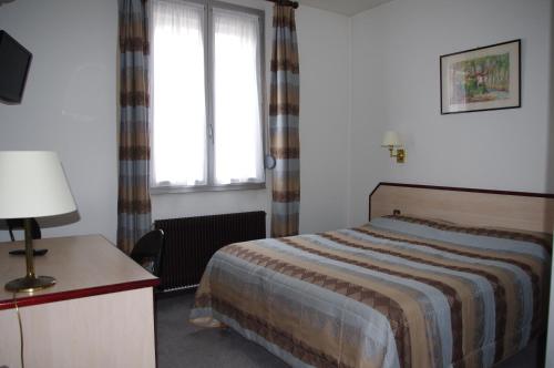 Ένα ή περισσότερα κρεβάτια σε δωμάτιο στο Hôtel du Lion