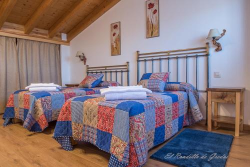 2 Betten nebeneinander in einem Zimmer in der Unterkunft El Rondillo de Gredos in Hoyos del Collado