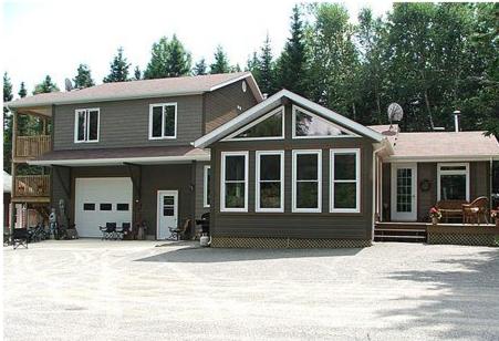 a large house with a large driveway in front of it at Bed and Breakfast Du Repos in Saint Quentin