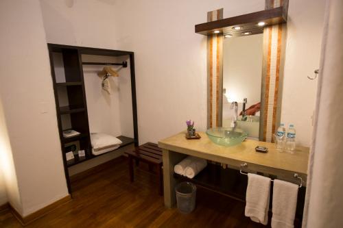 baño con lavabo y espejo grande en Tierra Viva Valle Sagrado Hotel en Urubamba