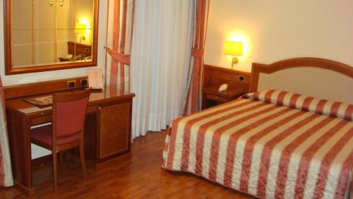 Postel nebo postele na pokoji v ubytování Albergo Corona