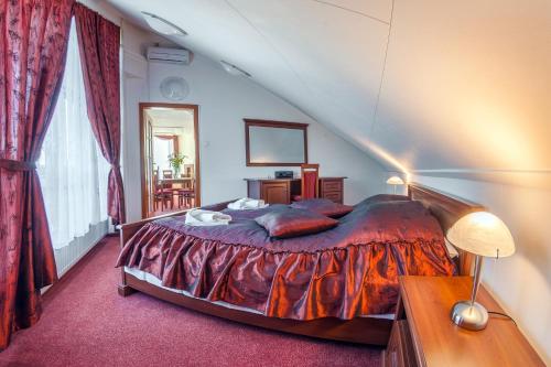 Posteľ alebo postele v izbe v ubytovaní Hotel Jaskółka
