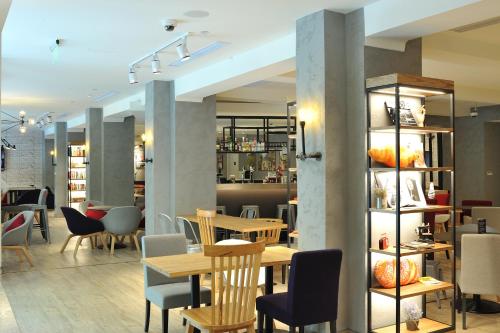 a restaurant with a table and chairs and tables and chairs at Campanile Shanghai Natural History Museum Hotel in Shanghai