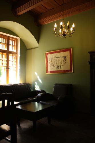 Ein Sitzbereich in der Unterkunft Klasztor Cedynia Hotel