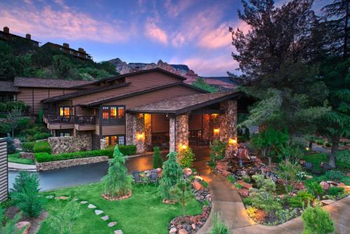 una casa con un jardín delante de ella en L'Auberge De Sedona en Sedona