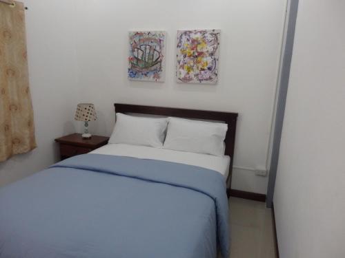 سرير أو أسرّة في غرفة في Anong's 2 bedroom family home for up to 6 guests