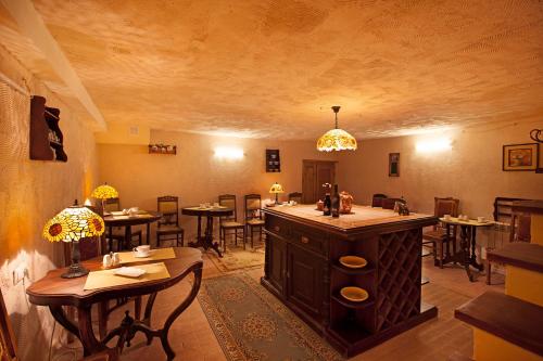 restauracja ze stołami i krzesłami w pokoju w obiekcie Caravan Villa w mieście Tbilisi City