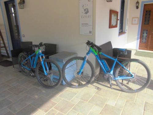 zwei Fahrräder, die nebeneinander in einem Zimmer geparkt werden in der Unterkunft Agriturismo Bio-Ecologico Sant'Isidoro in Roccaforte Mondovì
