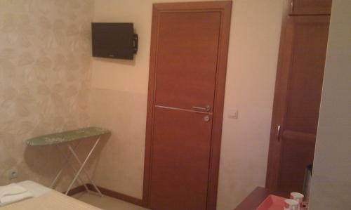 Μια τηλεόραση ή/και κέντρο ψυχαγωγίας στο Apartments Stević - Monaco