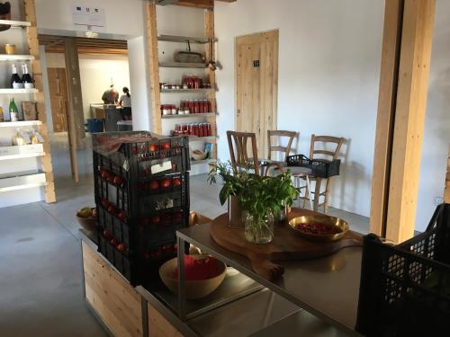 Habitación con mesa, botellas de vino y sillas en Agriturismo Corte Bertesina en Vicenza